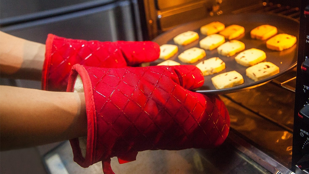 Oven mitts uses-kitchen textile,apron,oven mitt,pot holder,tea towel,hairdressing cape
