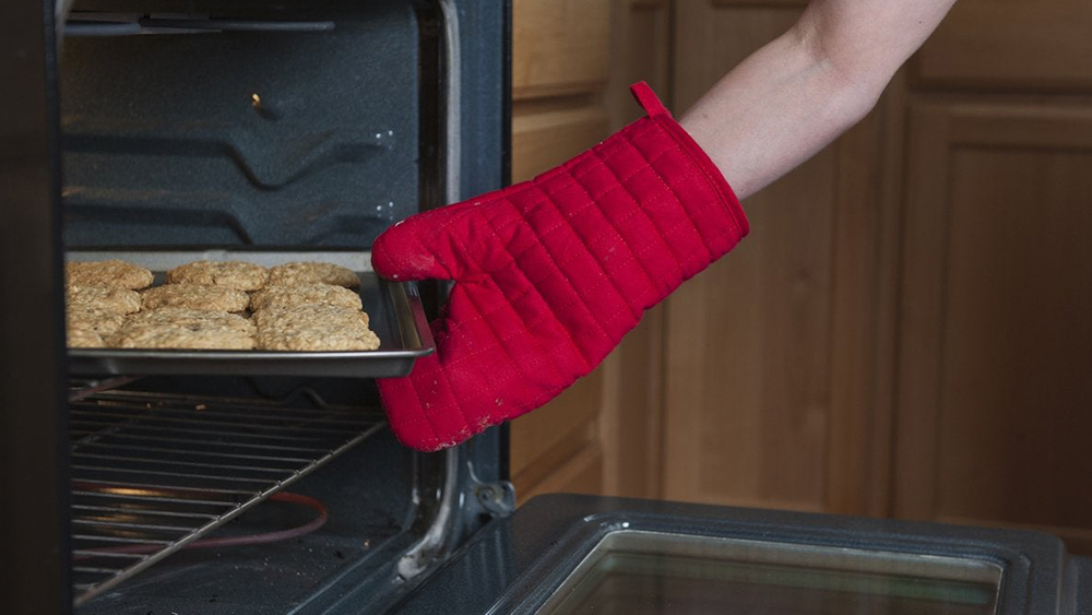 Oven mitts uses-kitchen textile,apron,oven mitt,pot holder,tea towel,hairdressing cape